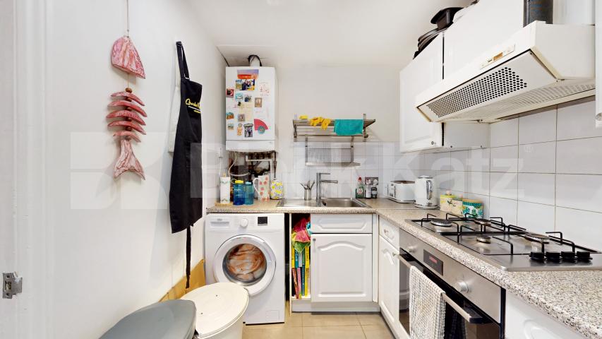 Lovely two bed set within a period house close to Tube & Shops Finchley Road, Finchley Road / Swiss Cottage